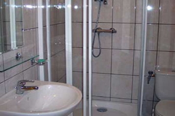 Polska Privát Skidzin, Zewnątrz